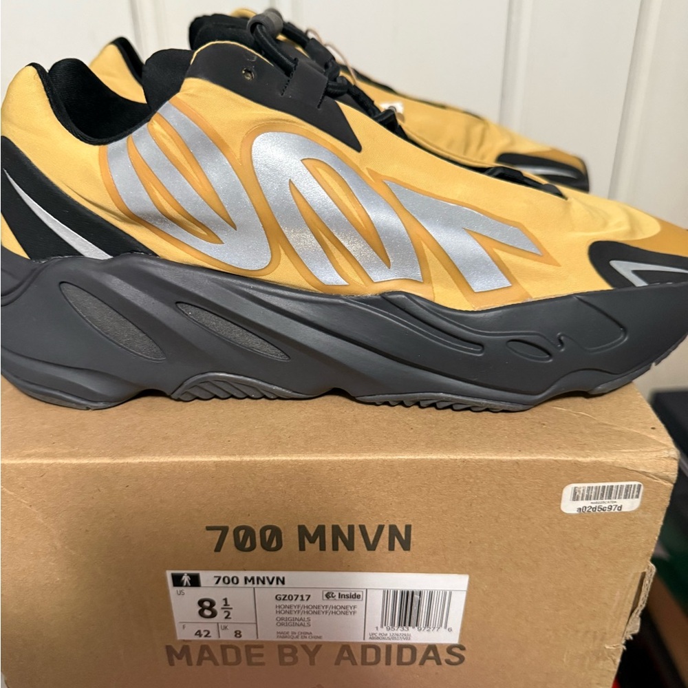 Yeezy Honey 700 size 8.5 New